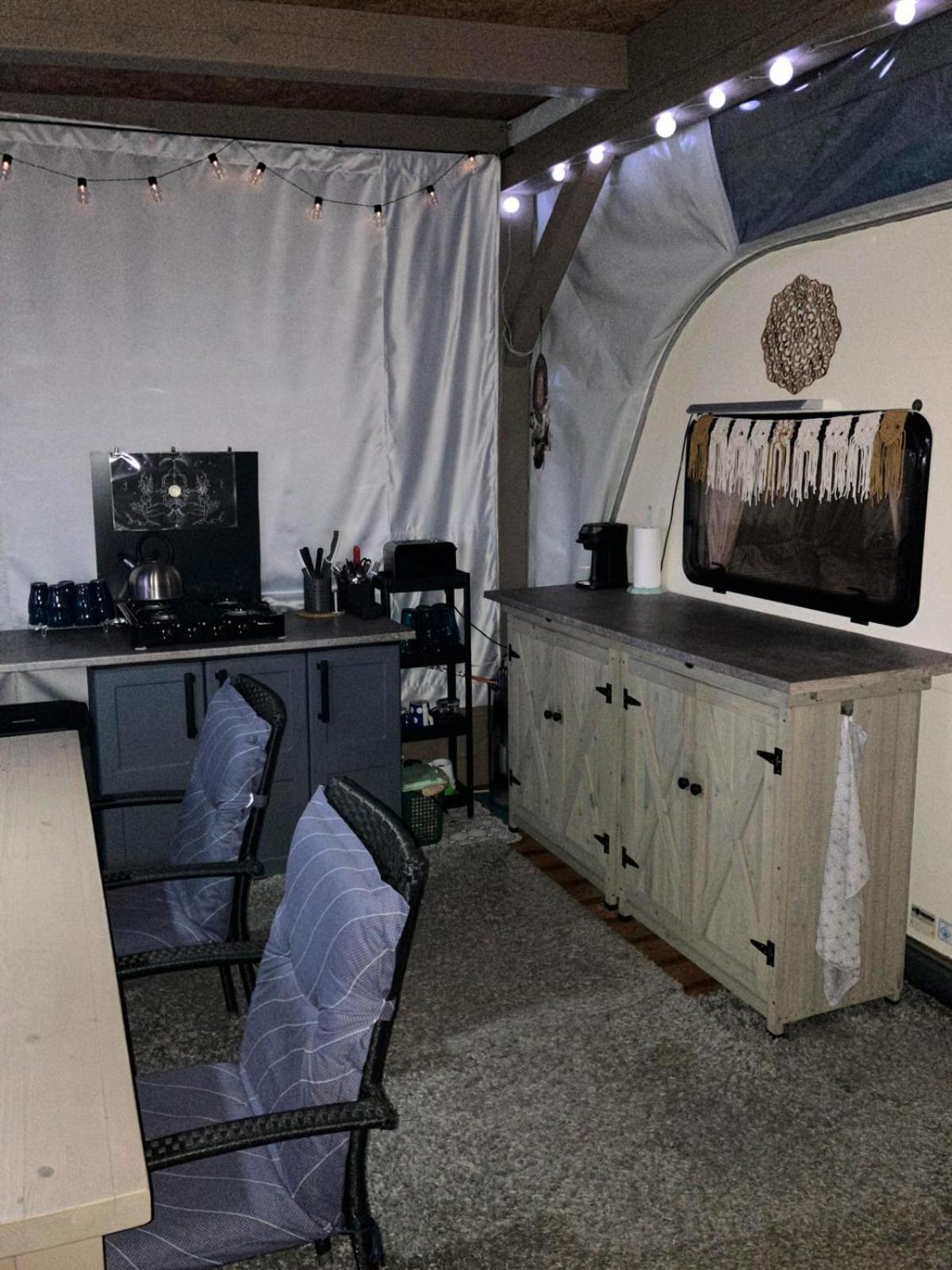 Glamping Karavan U Konopiste Chrastany  Luaran gambar