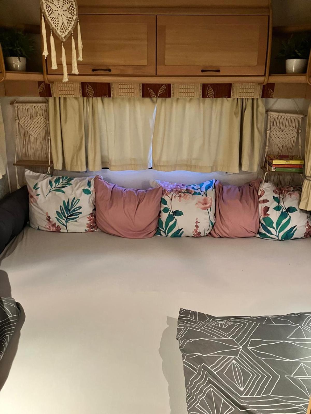 Glamping Karavan U Konopiste Chrastany  Luaran gambar